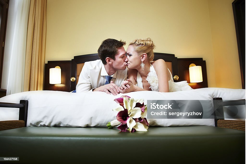 Romantique baiser heureux mariés dans la chambre à coucher - Photo de Adulte libre de droits