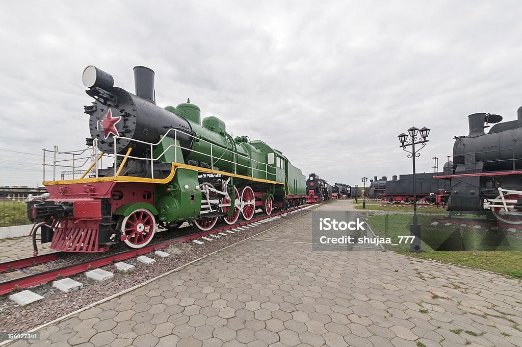 Vecchio vapore locomotives su sfondo di cielo nuvoloso - Foto stock royalty-free di A forma di stella