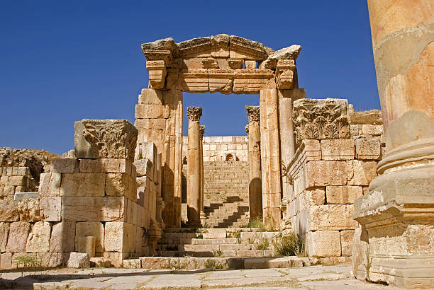 artemis-tempel oder nach jerash, jordanien - artemis tempel gerasa stock-fotos und bilder