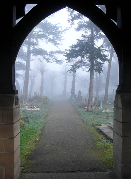 아치웨이 입구 안개 미스티 churchyard 및 graves. 스톡 사진