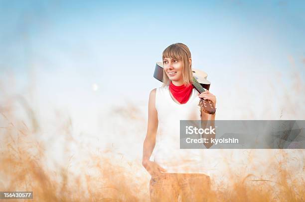 Mujer Con Guitarra Standing En El Prado De Otoño Foto de stock y más banco de imágenes de Adulto - Adulto, Adulto joven, Agarrar