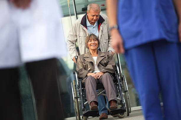 coppia senior di lasciare l'ospedale - hhpm26 foto e immagini stock