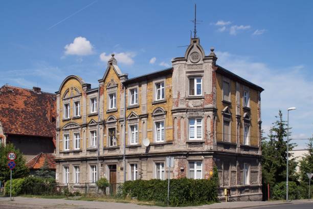 istock An old tenement house in Chelmza 1564322818