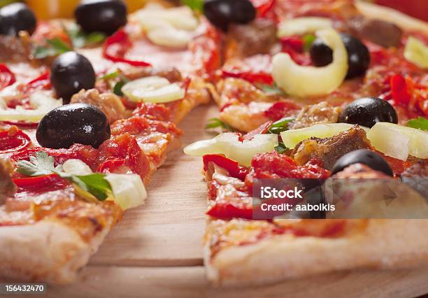 Foto de Pizza e mais fotos de stock de Assado no Forno - Assado no Forno, Azeitona, Comida