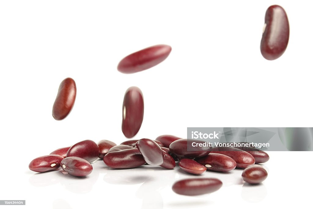 떨어지는 흰색 배경의 빨강색 콩 - 로열티 프리 떨어짐 스톡 사진