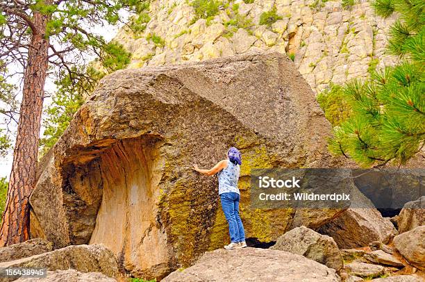 Guardando Caduti Roccia In Montagna - Fotografie stock e altre immagini di Devils Tower National Monument - Devils Tower National Monument, Adulto, Ambientazione esterna