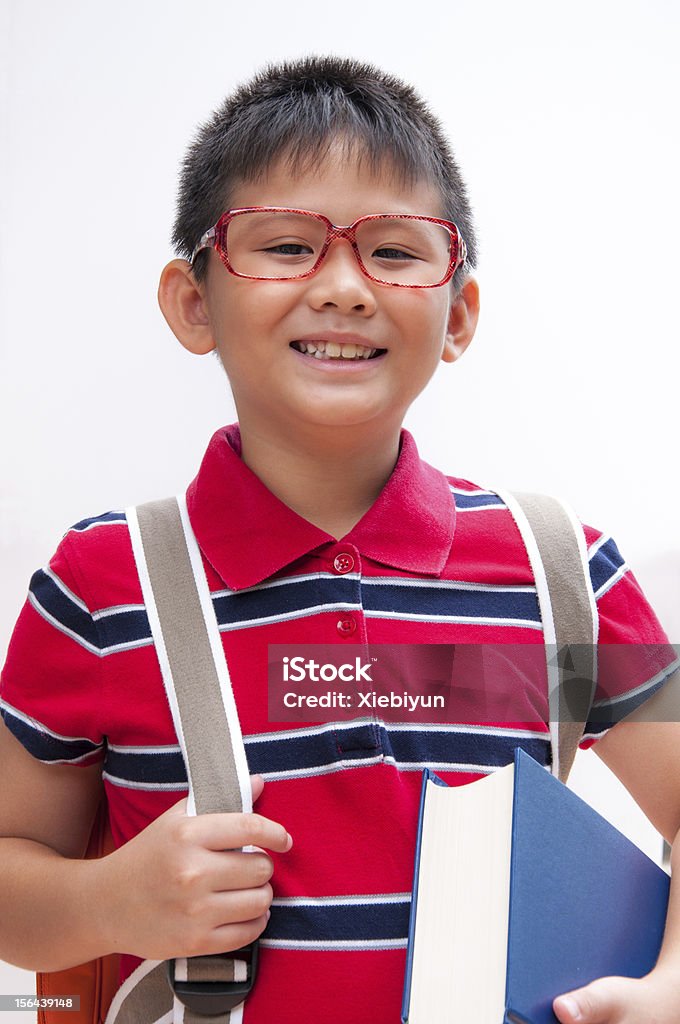 Retrato de menino sorridente com mala e reservar. - Foto de stock de Adolescência royalty-free