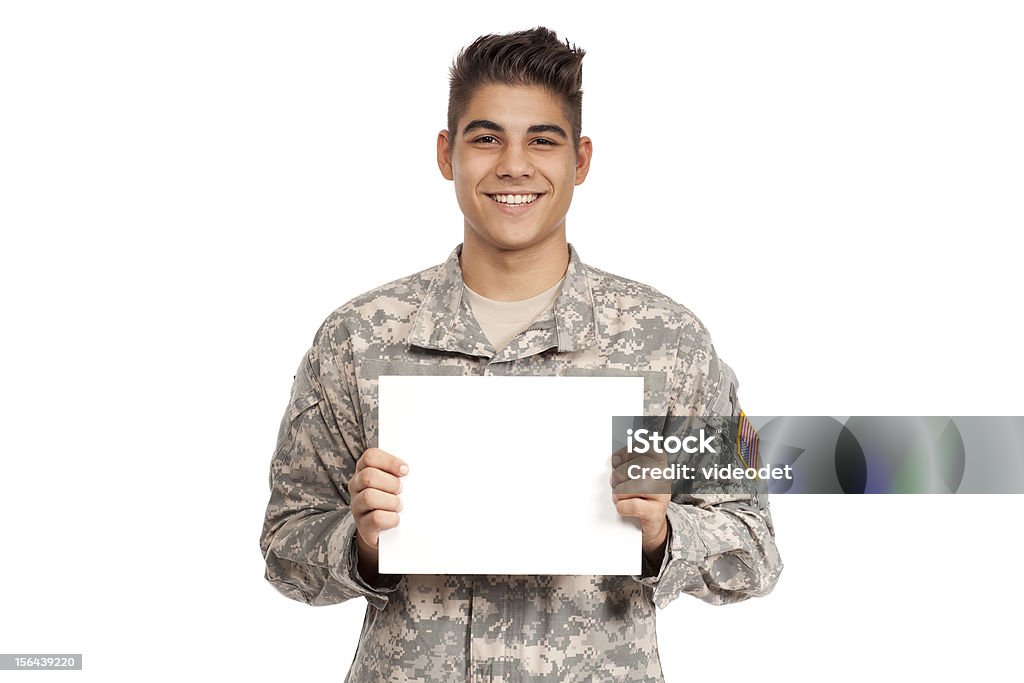 Soldado sonriente sosteniendo un cartel en blanco - Foto de stock de Panel en blanco libre de derechos