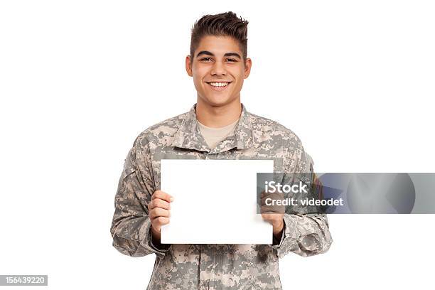 Soldado Sonriente Sosteniendo Un Cartel En Blanco Foto de stock y más banco de imágenes de Panel en blanco - Panel en blanco, Adulto, Adulto joven