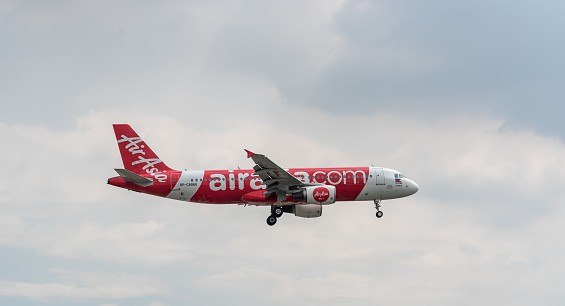 AirAsia Airlines Airbus A320 RP-C8986 Landing in Manila International Airport