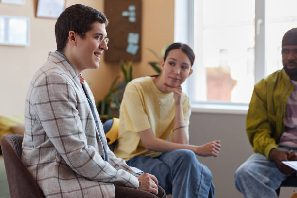istock Man talking to people at session 1564404217