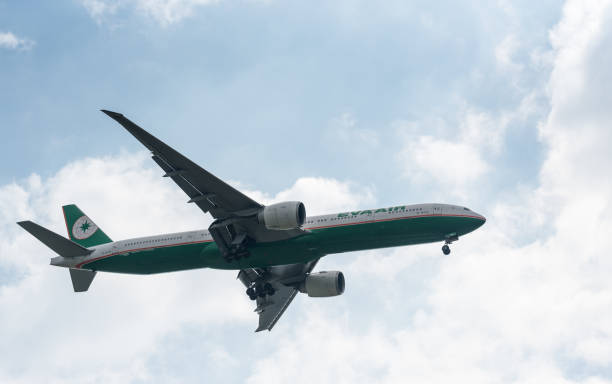 air airlines boeing 777 b-16705 landing in manila international airport - 16705 imagens e fotografias de stock