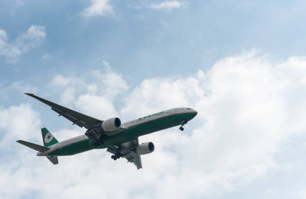 air airlines boeing 777 b-16705 landing in manila international airport - 16705 imagens e fotografias de stock