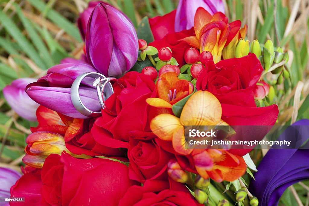 Alianças de casamento em flores - Foto de stock de Aliança de casamento royalty-free