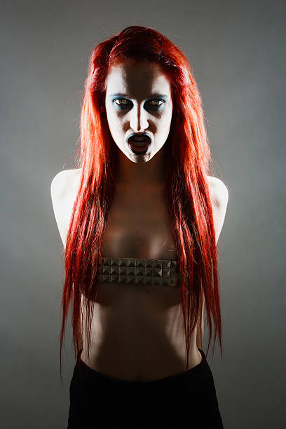 ekspresja gotycki kobiety z artystyczny makijaż - pierced punk goth teenager zdjęcia i obrazy z banku zdjęć