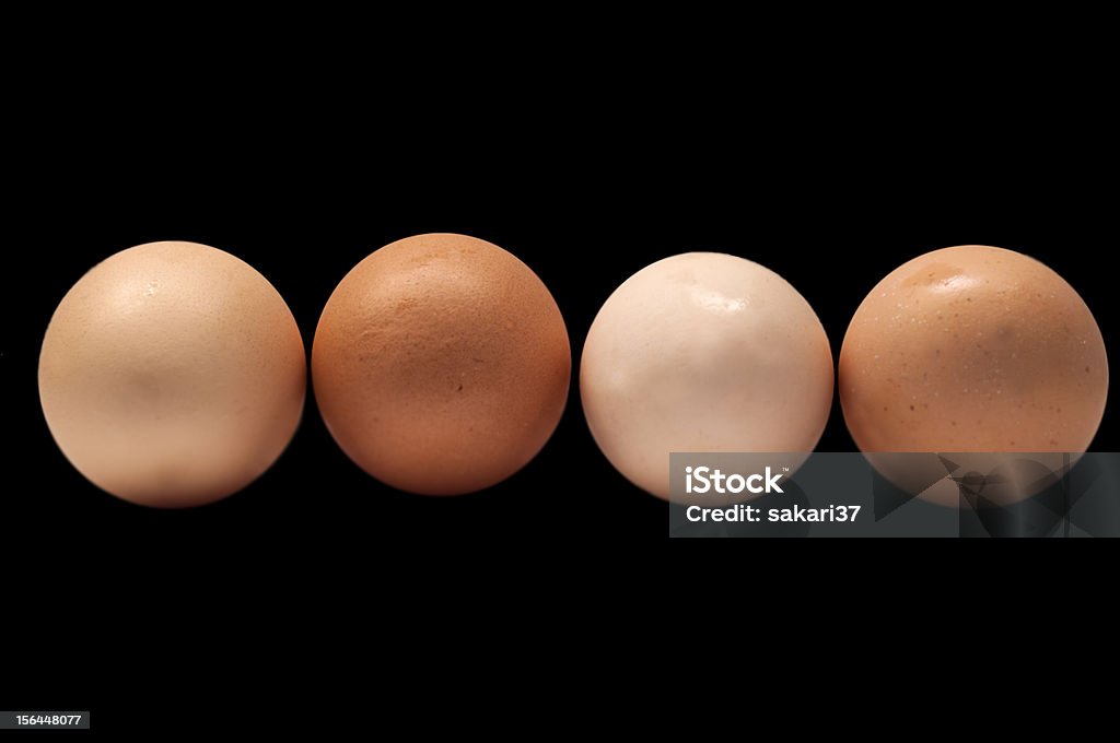 Яйцо на черном фоне - Стоковые фото Горизонтальный роялти-фри