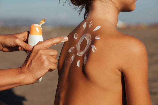 istock Mom putting on sunscreen 1564519147
