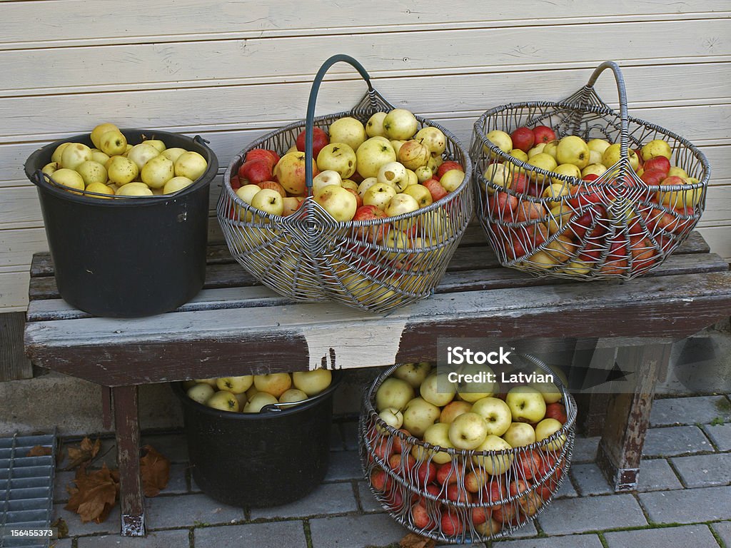 Canastas con manzanas - Foto de stock de Banco - Asiento libre de derechos