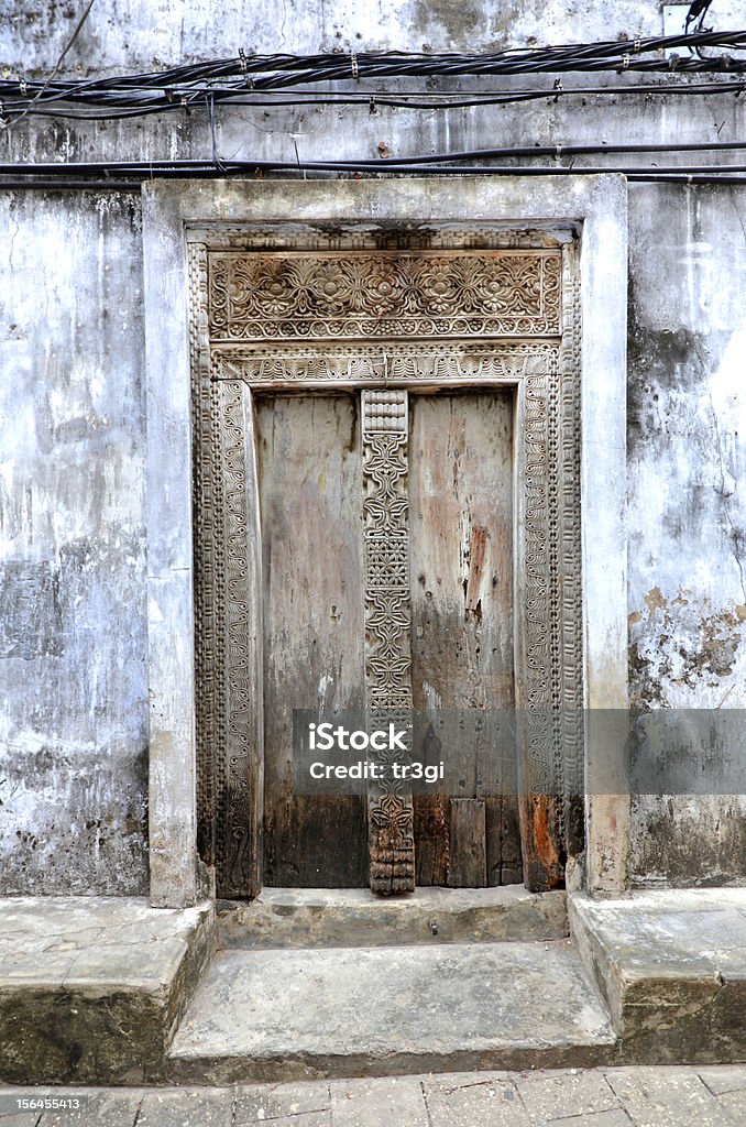 Vieille porte en bois typiques de Stone ville, Zanzibar - Photo de Afrique libre de droits