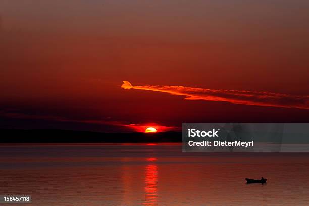 Pesca Ao Pôr Do Sol - Fotografias de stock e mais imagens de Ao Ar Livre - Ao Ar Livre, Barco de Pesca de Camarões, Beira d'Água