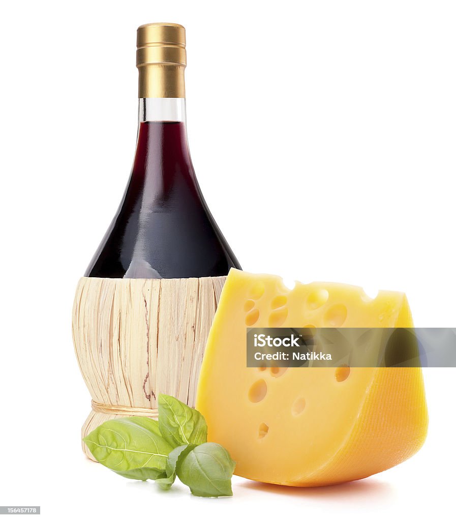 Garrafa de vinho vermelha, queijo e manjericão deixar ainda vida - Foto de stock de Comida royalty-free