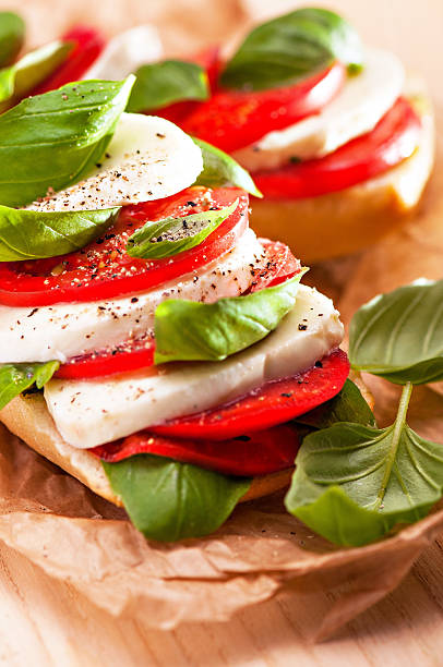 caprese-sandwich - mozzarella tomato sandwich picnic stock-fotos und bilder