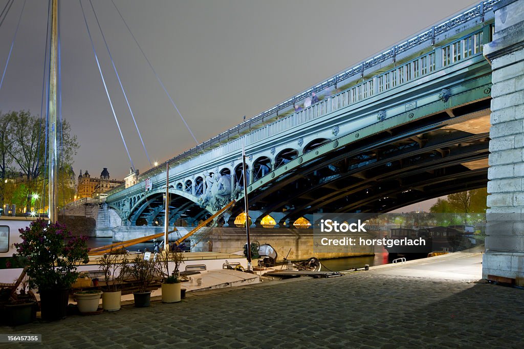 Paryż, most w nocy - Zbiór zdjęć royalty-free (Bez ludzi)