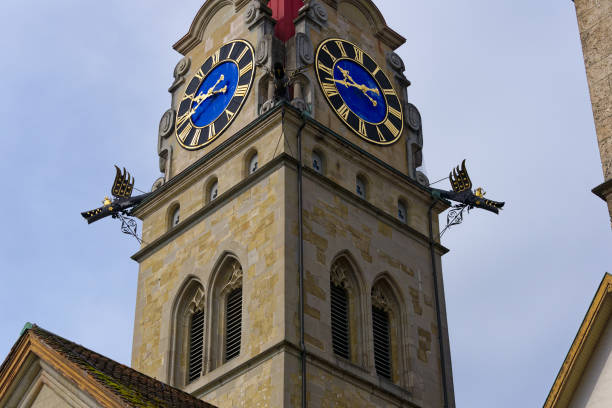 glockenturm der kirche in der schweizer stadt. - switzerland tourism wall window stock-fotos und bilder