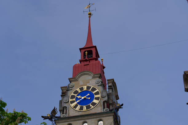 glockenturm der kirche in der schweizer stadt. - switzerland tourism wall window stock-fotos und bilder