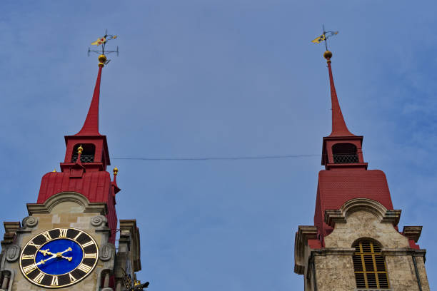 glockenturm der kirche in der schweizer stadt. - switzerland tourism wall window stock-fotos und bilder
