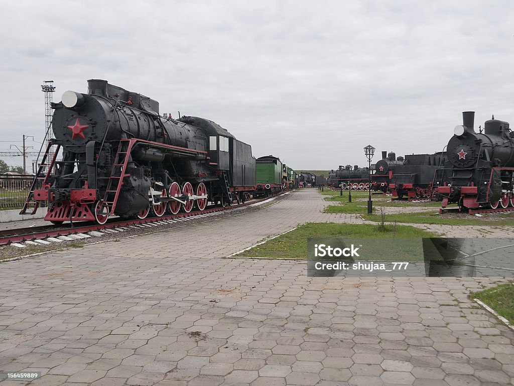 늙음 블랙 연료증기 locomotives on 흐린날 스카이 배경기술 - 로열��티 프리 0명 스톡 사진