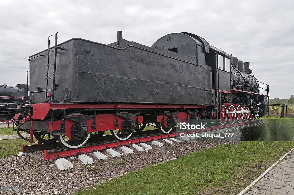 Старый черный Пар locomotive на фоне облачного неба - Стоковые фото Без людей роялти-фри