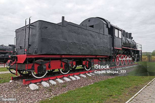 Старый Черный Пар Locomotive На Фоне Облачного Неба — стоковые фотографии и другие картинки Без людей