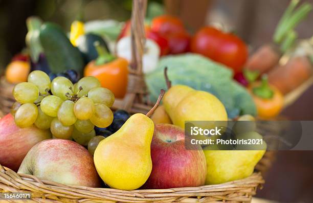 Frutas Y Verduras Foto de stock y más banco de imágenes de Agricultura - Agricultura, Aire libre, Ajo