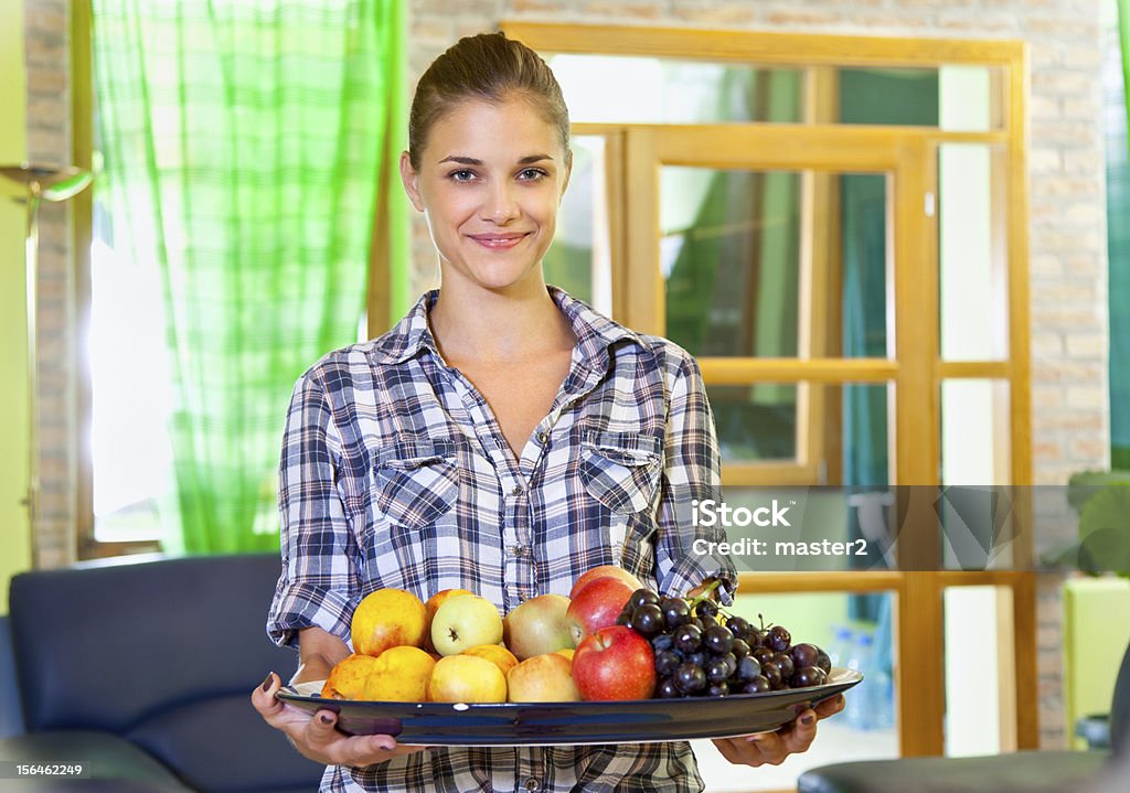 Schöne Junge Frau mit Früchten - Lizenzfrei Arrangieren Stock-Foto