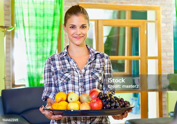 Schöne Junge Frau Mit Früchten Stockfoto und mehr Bilder von Arrangieren - Arrangieren, Attraktive Frau, Das Leben zu Hause