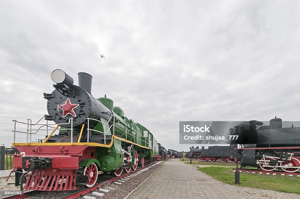 늙음 연료증기 locomotives on 흐린날 스카이 배경기술 - 로열티 프리 0명 스톡 사진