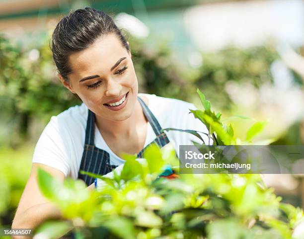 Foto de Jovem Mulher Jardinagem e mais fotos de stock de Adulto - Adulto, Agricultor, Alegria