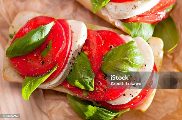 Sanduíche Caprese - Fotografias de stock e mais imagens de Sanduíche Caprese - Sanduíche Caprese, Alimentação Saudável, Almoço