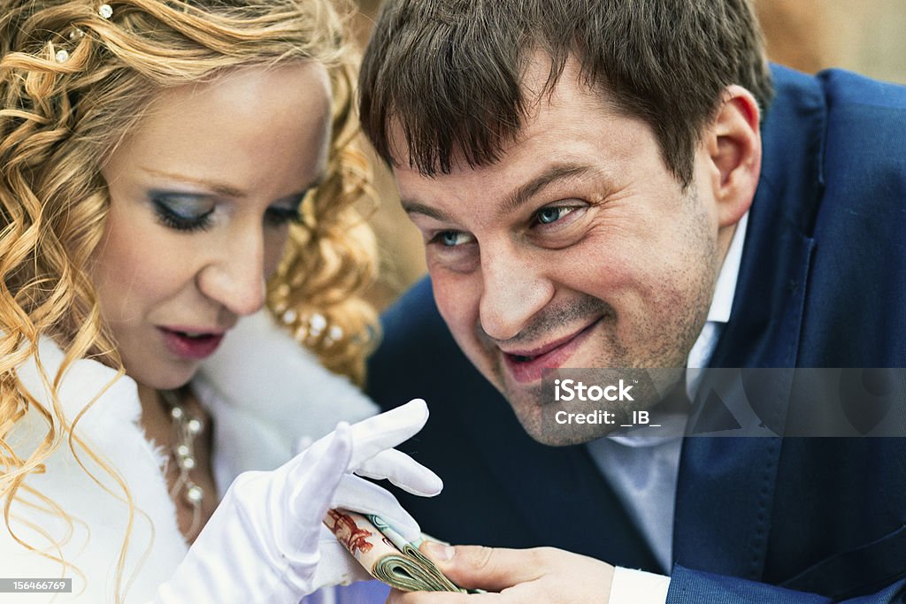 Молодая пара разделя�ет денег - Стоковые фото Валюта роялти-фри
