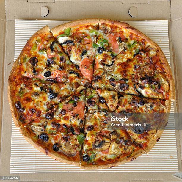Pizza Con Salame Piccante - Fotografie stock e altre immagini di Alimentazione non salutare - Alimentazione non salutare, Carne, Cartone - Materiale