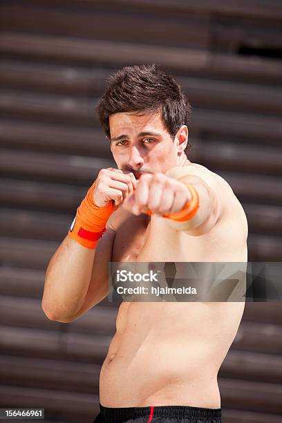 Kick Boxing Atleta Foto de stock y más banco de imágenes de Adulto - Adulto, Adulto joven, Agresión