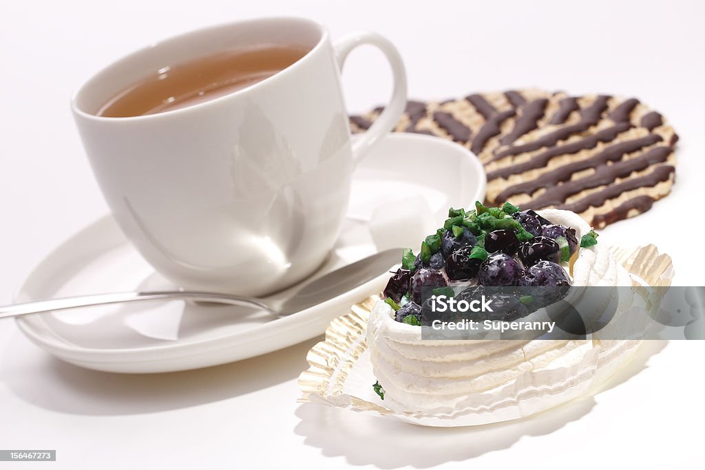 Черничный пирог с чашкой чая и шоколад и печенье - Стоковые фото Голубика роялти-фри