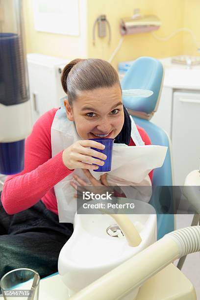 Mädchen Mund Inmitten Nach Dental Inspektion Stockfoto und mehr Bilder von Arzthelferin - Arzthelferin, Assistent, Ausrüstung und Geräte