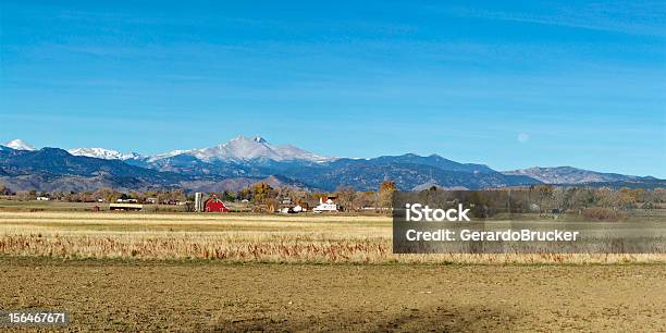 Longs Pico Panorama Con Luna En Longmont Colorado Foto de stock y más banco de imágenes de Colorado - Colorado, Longmont, Agricultura