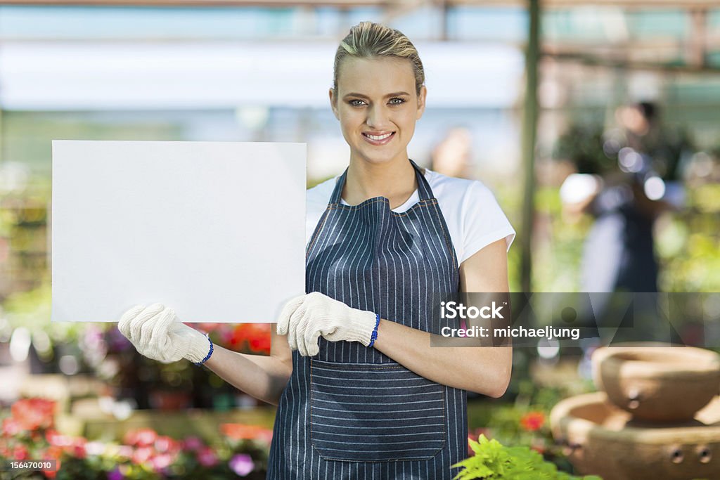 Jovem mulher segurando placa branca florista em estufa - Foto de stock de Adulto royalty-free