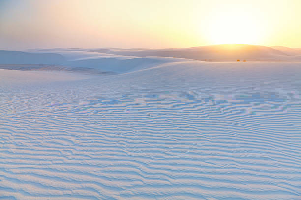 white sands sonnenuntergang - desert new mexico sand white sands national monument stock-fotos und bilder