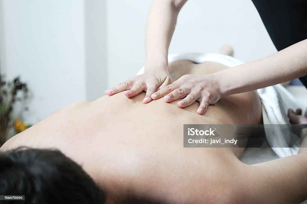 Jovem, desfrutando de massagens no spa - Foto de stock de Adulto royalty-free