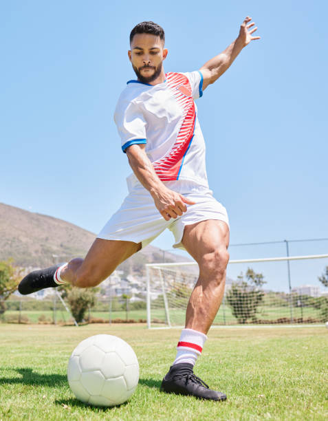 mann, kicken fußball und fußballtraining auf sportplatz im freien für wettkampfspiel oder training. fitnessübungen, zielmotivation und starke sportlerbeine oder lifestyle-sport auf stadionrasen - athlete soccer player men professional sport stock-fotos und bilder