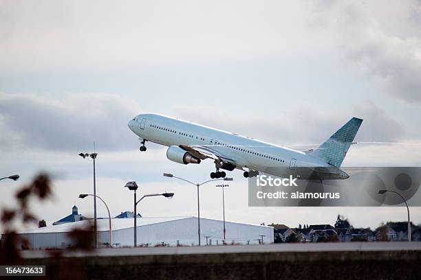 Foto de Avião Decolando e mais fotos de stock de Aeroporto - Aeroporto, Avião, Avião comercial